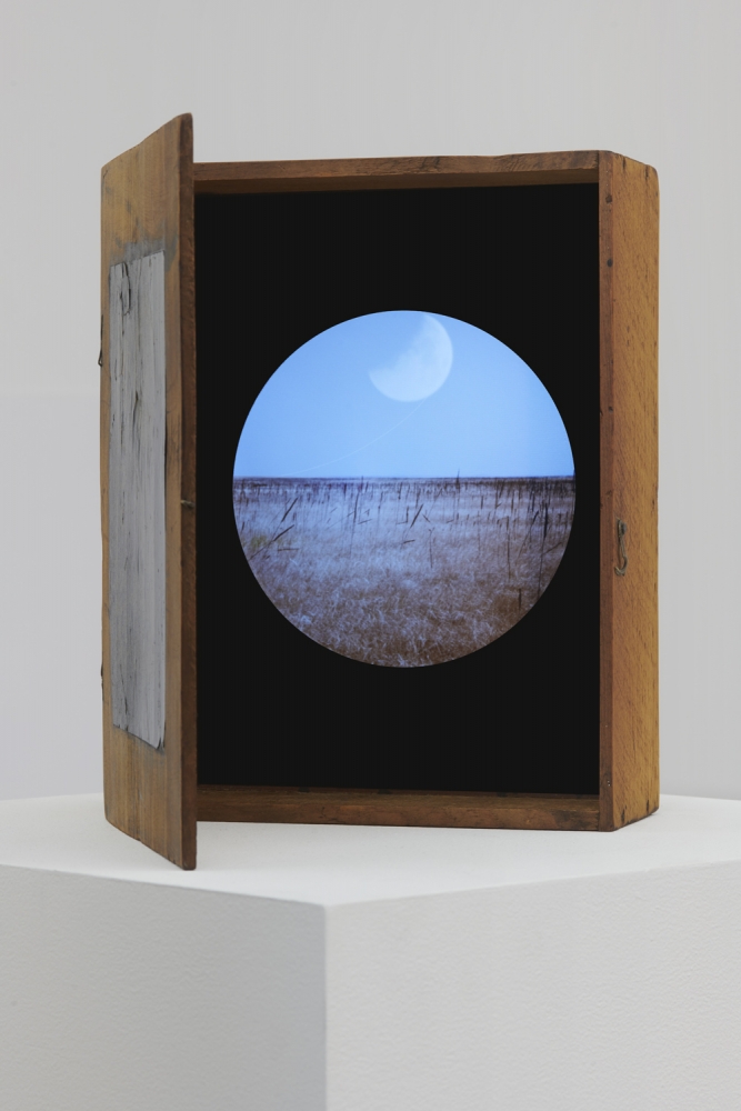 HIRAKI SAWA
Absent, 2018
Digital single channel video with sound embedded in a vintage lantern box
13 x 10 x 4 1/2 in
33 x 25.4 x 11.4 cm
Edition of 8&amp;nbsp;